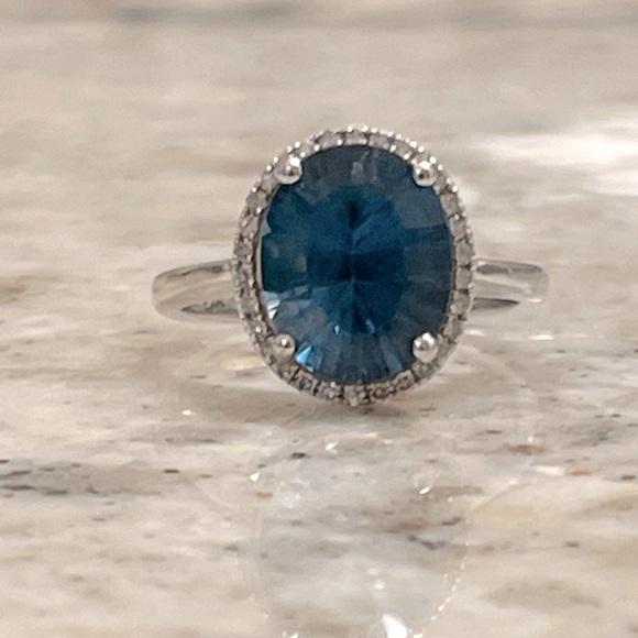 3.5 carat London Blue Topaz w/diamond halo 14 kt white gold ring- size 6 - Picture 5 of 9